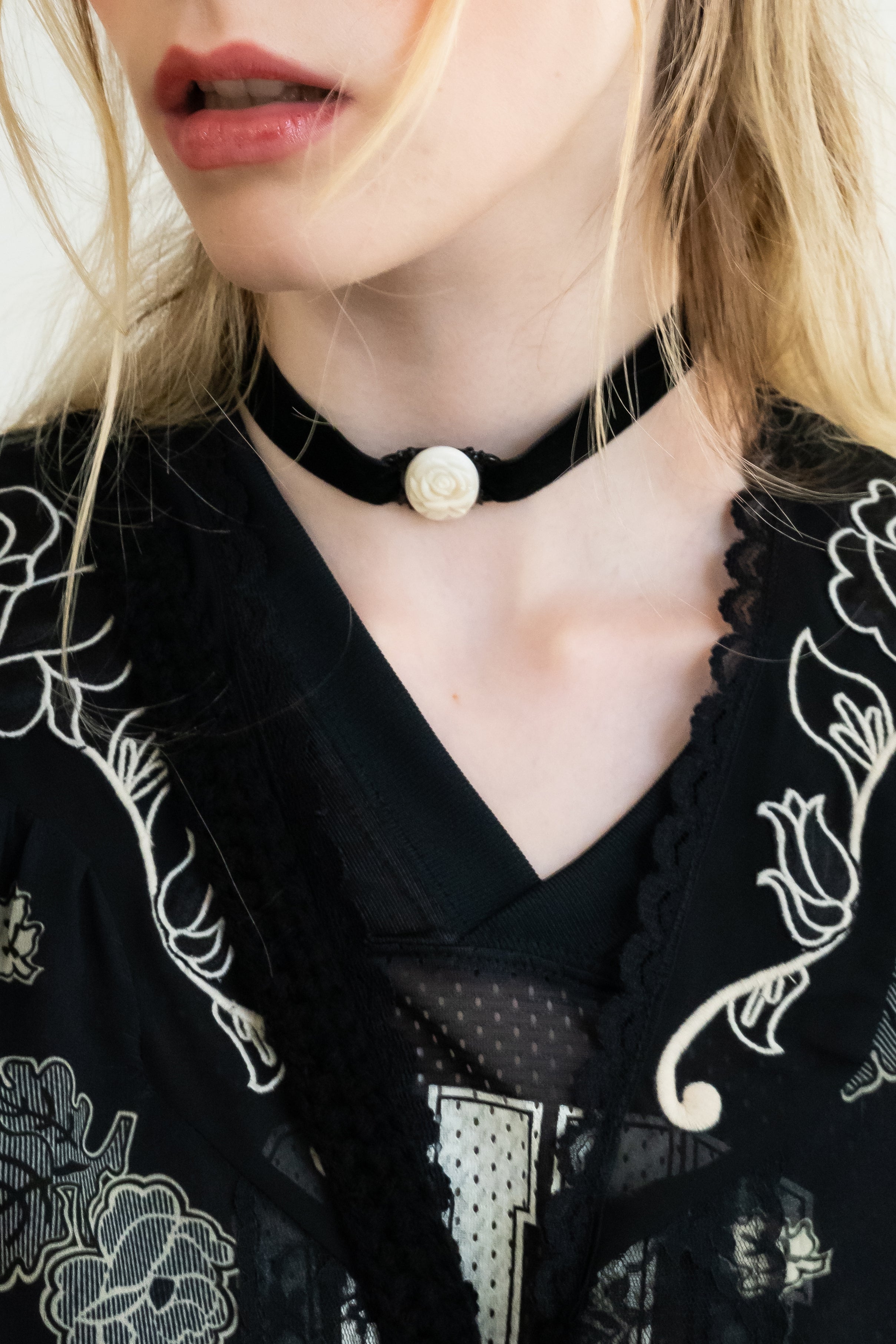 Oval Rose Choker - Ivory - Anna Sui US