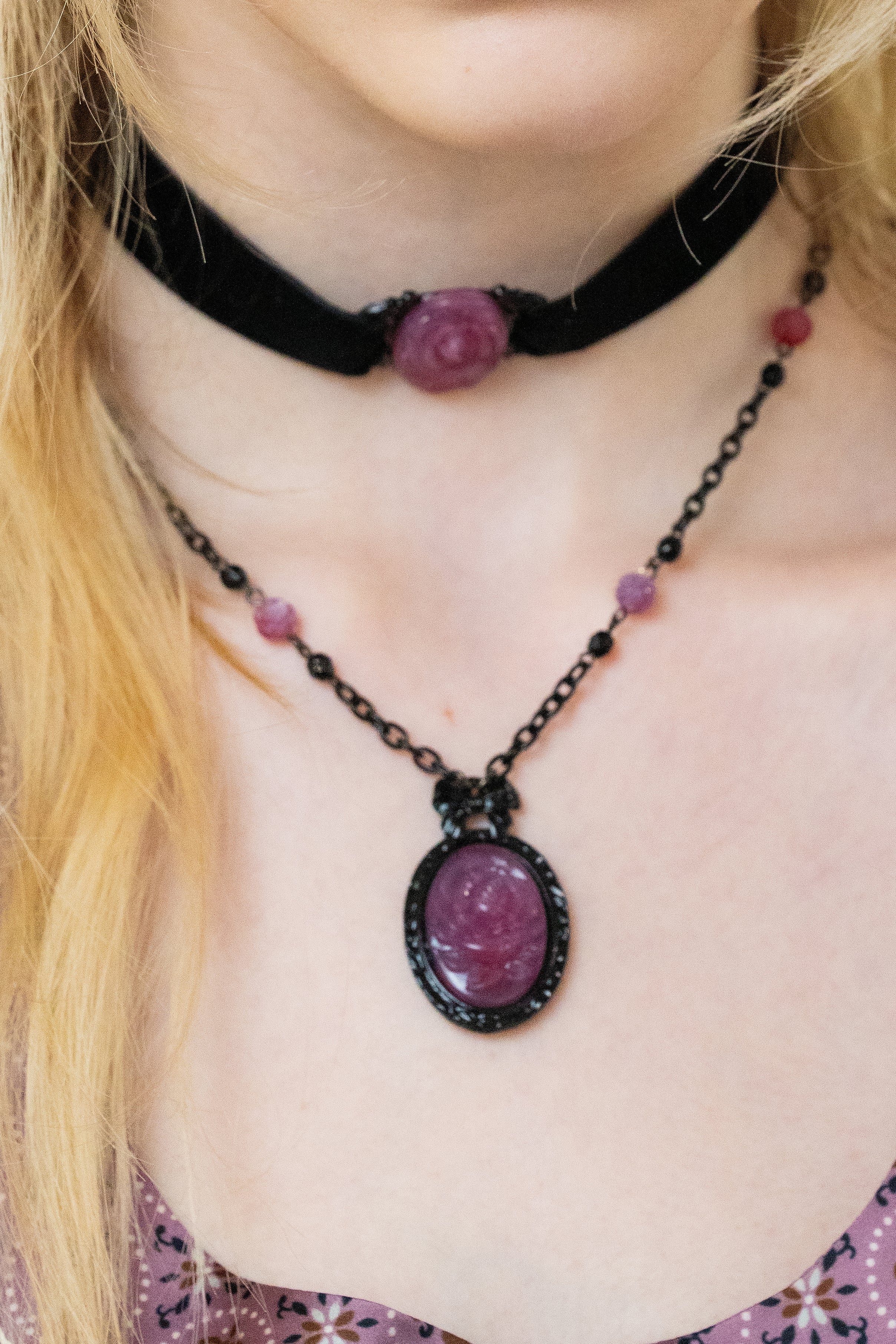 Carved Rose Victorian Frame Necklace - Dusty Rose - Anna Sui US