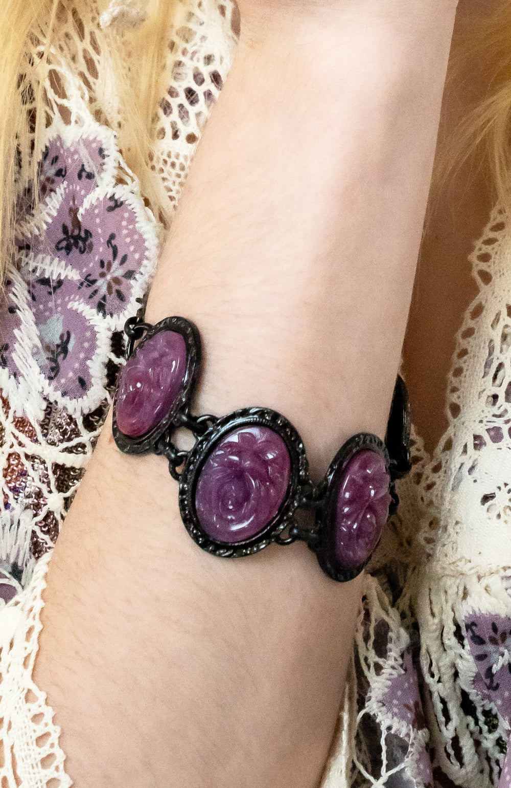 Carved Rose Black Bracelet - Dusty Rose - Anna Sui Online