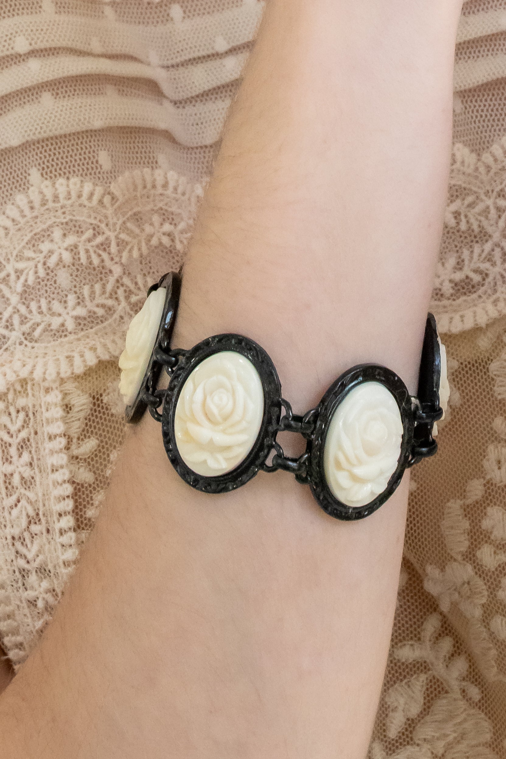 Carved Rose Black Bracelet - Ivory - Anna Sui Outlet