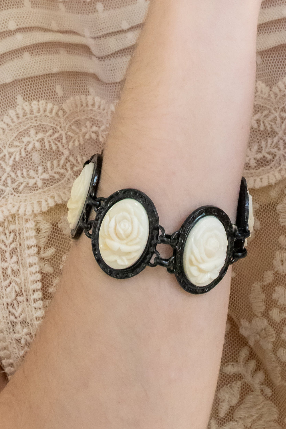 Carved Rose Black Bracelet - Ivory - Anna Sui Outlet