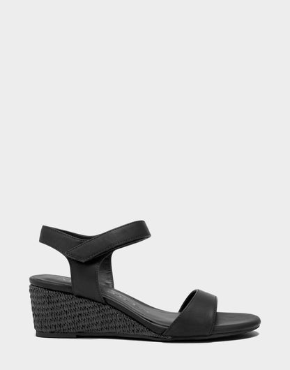 Aerosoles Wedge Sandal in Black