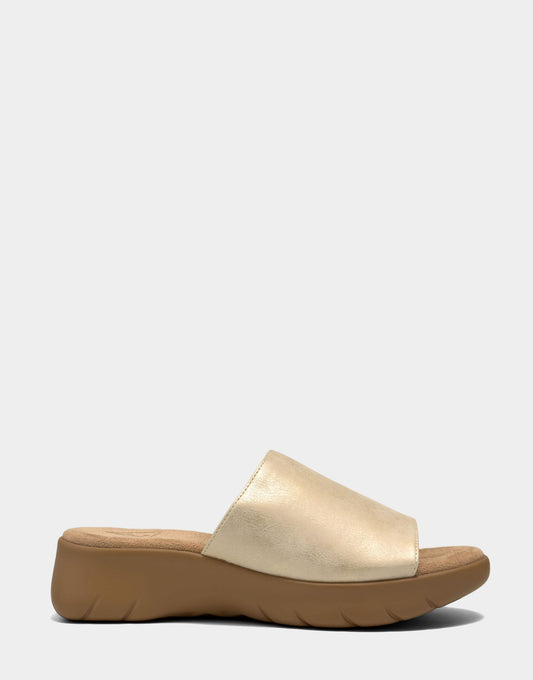 Aerosoles Sandal in Soft Gold